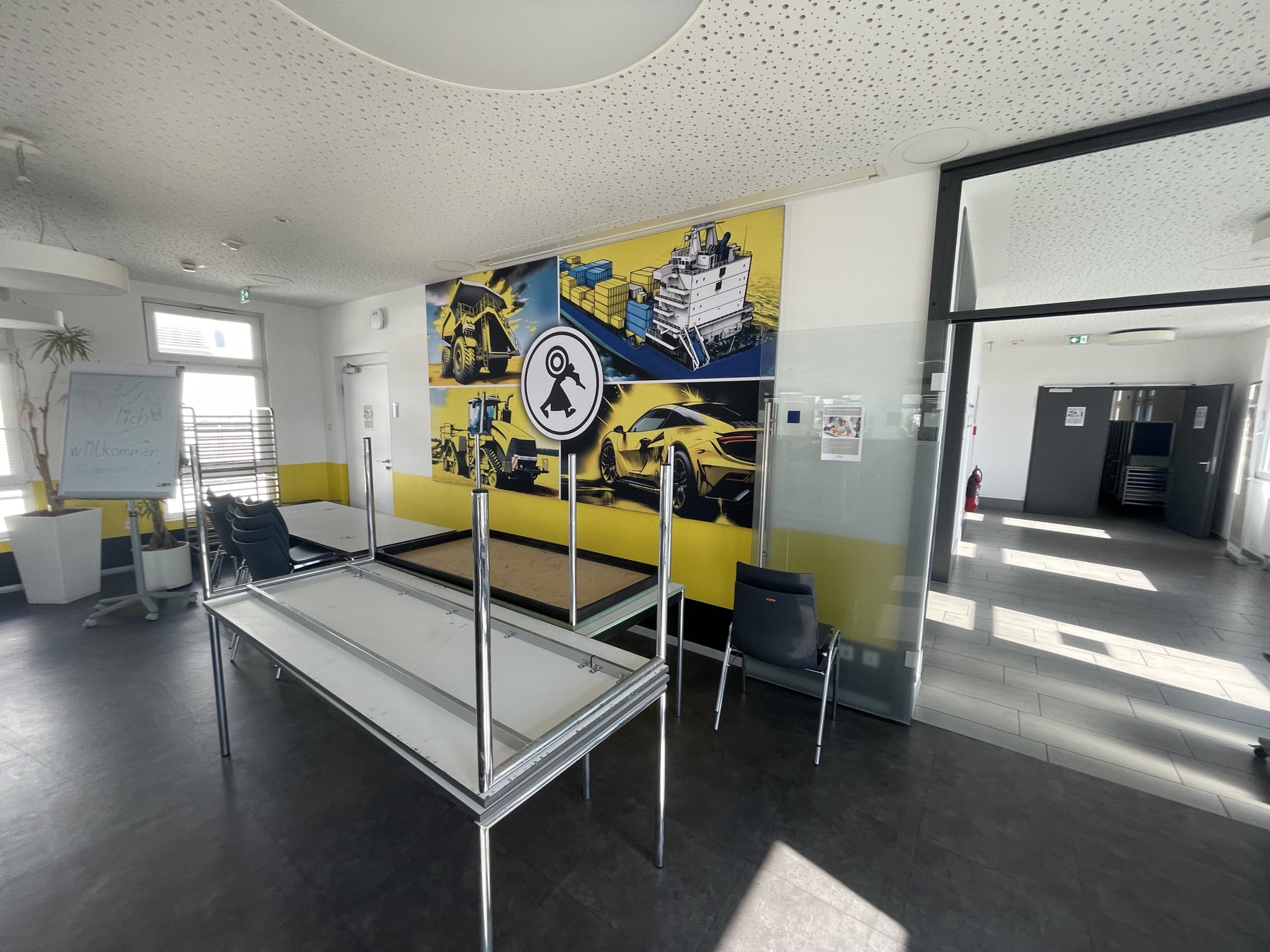 Goetze, Gestaltung von Hauptgebäude, Aufgang zur Kantine und Pforte, Bild 11 von 14