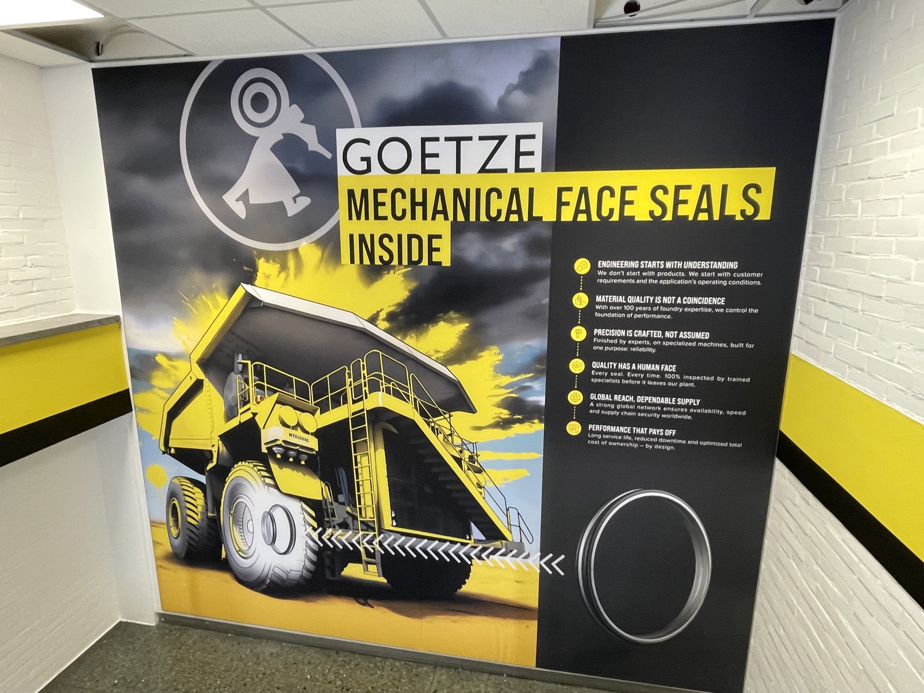 Goetze, Gestaltung von Hauptgebäude, Aufgang zur Kantine und Pforte, Bild 3 von 14