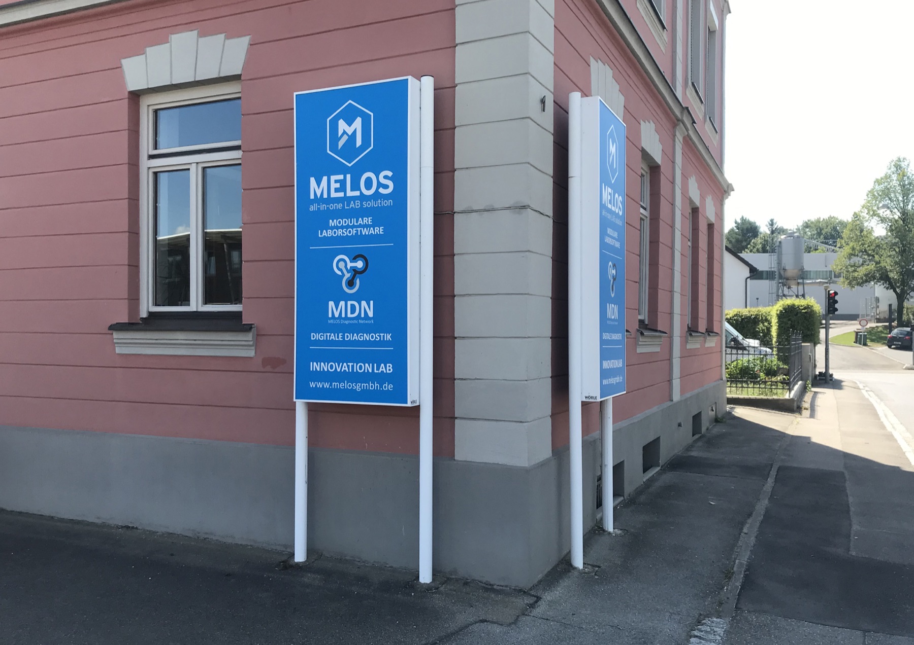 Melos, Beschilderung am Firmensitz, Bild 1 von 3