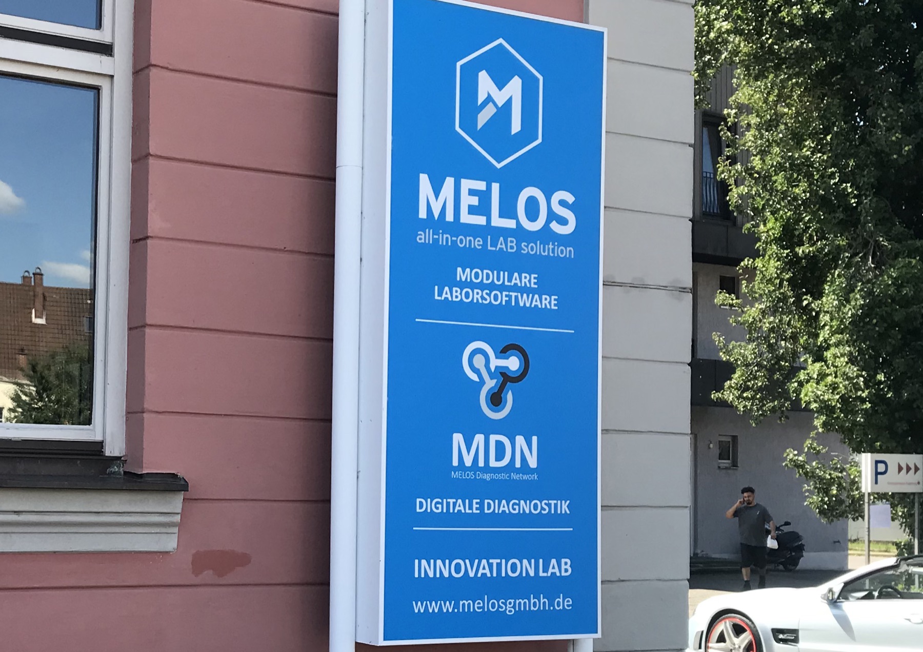 Melos, Beschilderung am Firmensitz, Bild 2 von 3