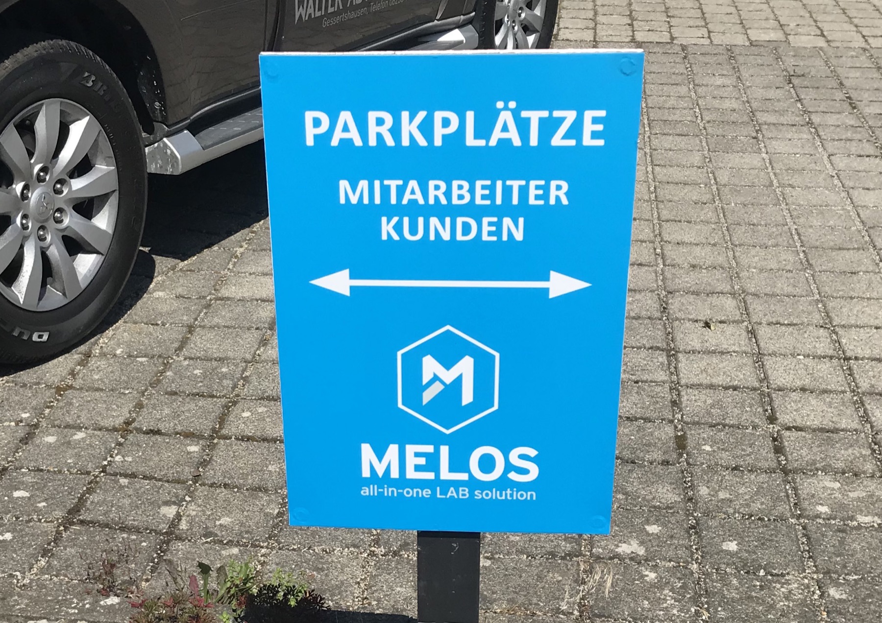 Melos, Beschilderung am Firmensitz, Bild 3 von 3